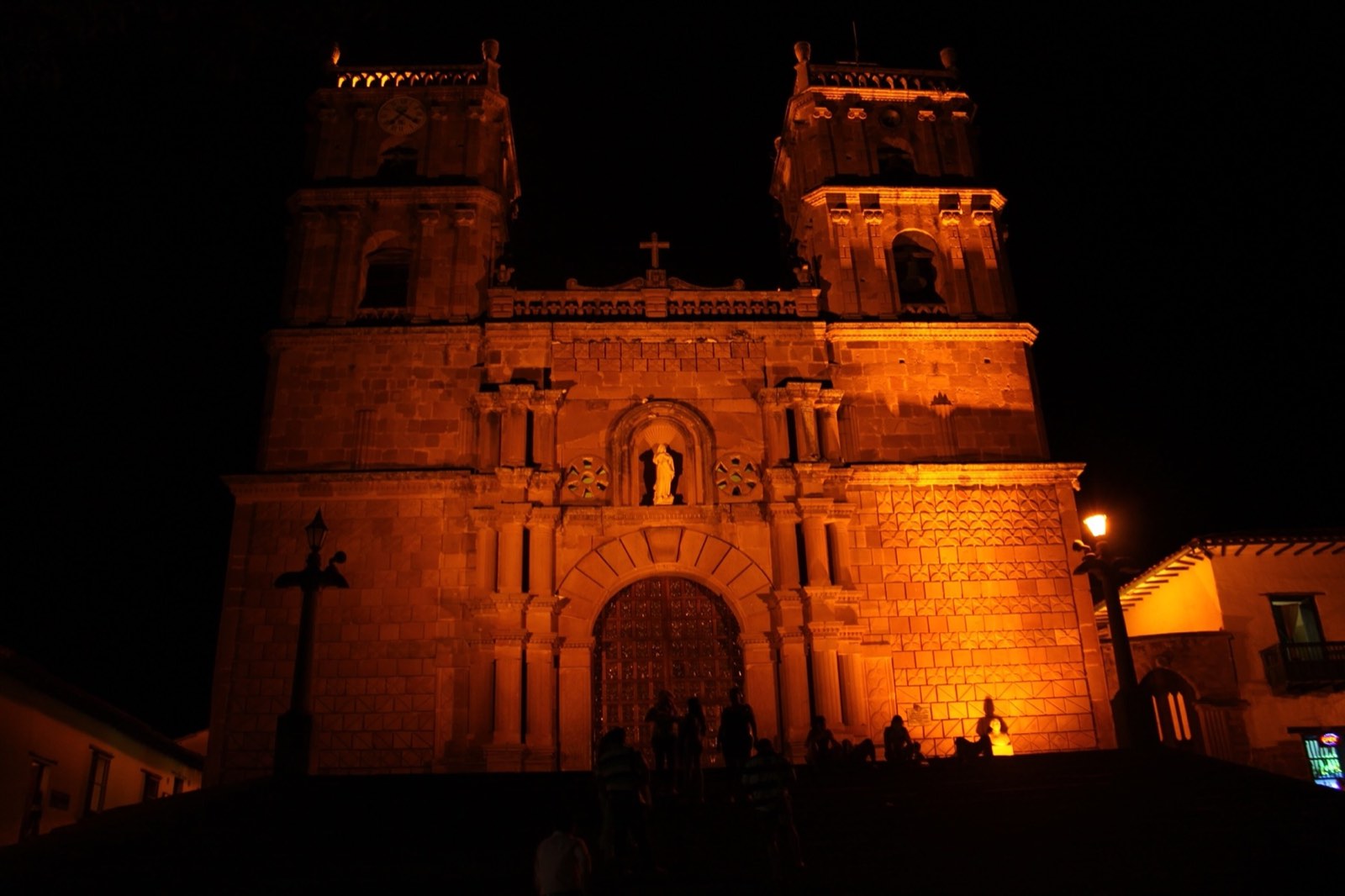 La façade s’illumine